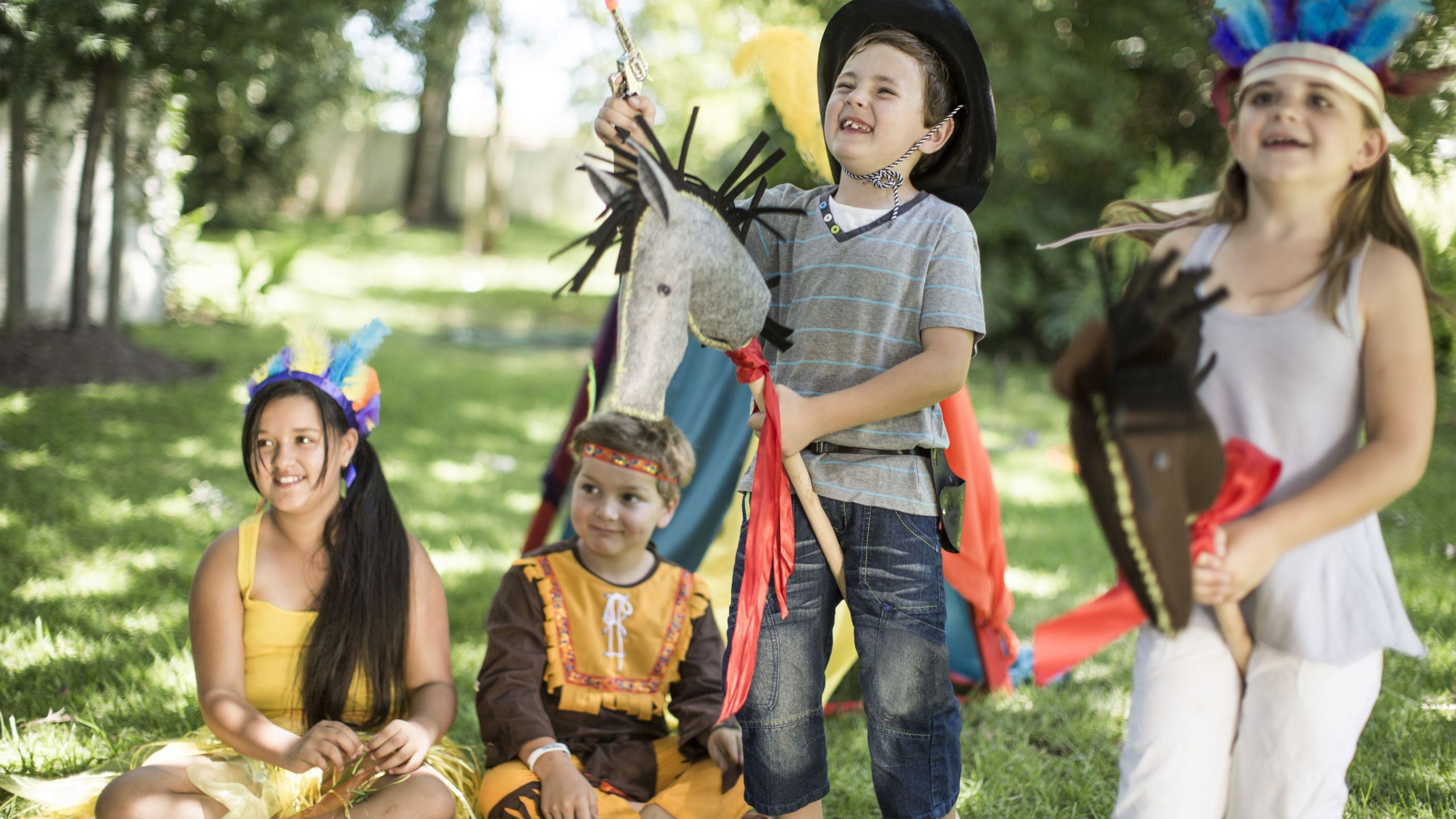 kids in garden playing cowboys and indians 5a4ff2490d327a0037ce5fa5