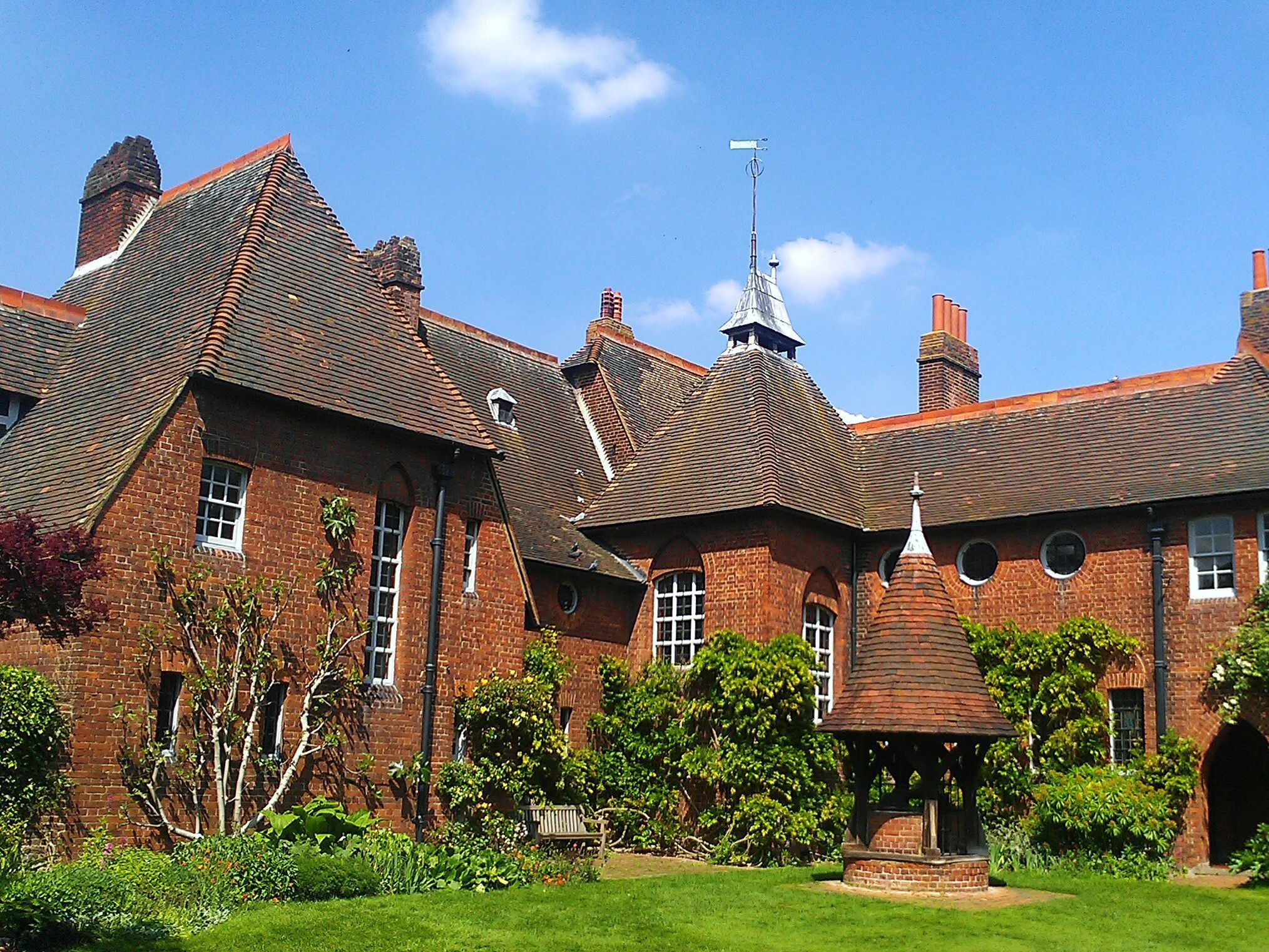 Red House WC crop f5f9b58bdb39b0a4f