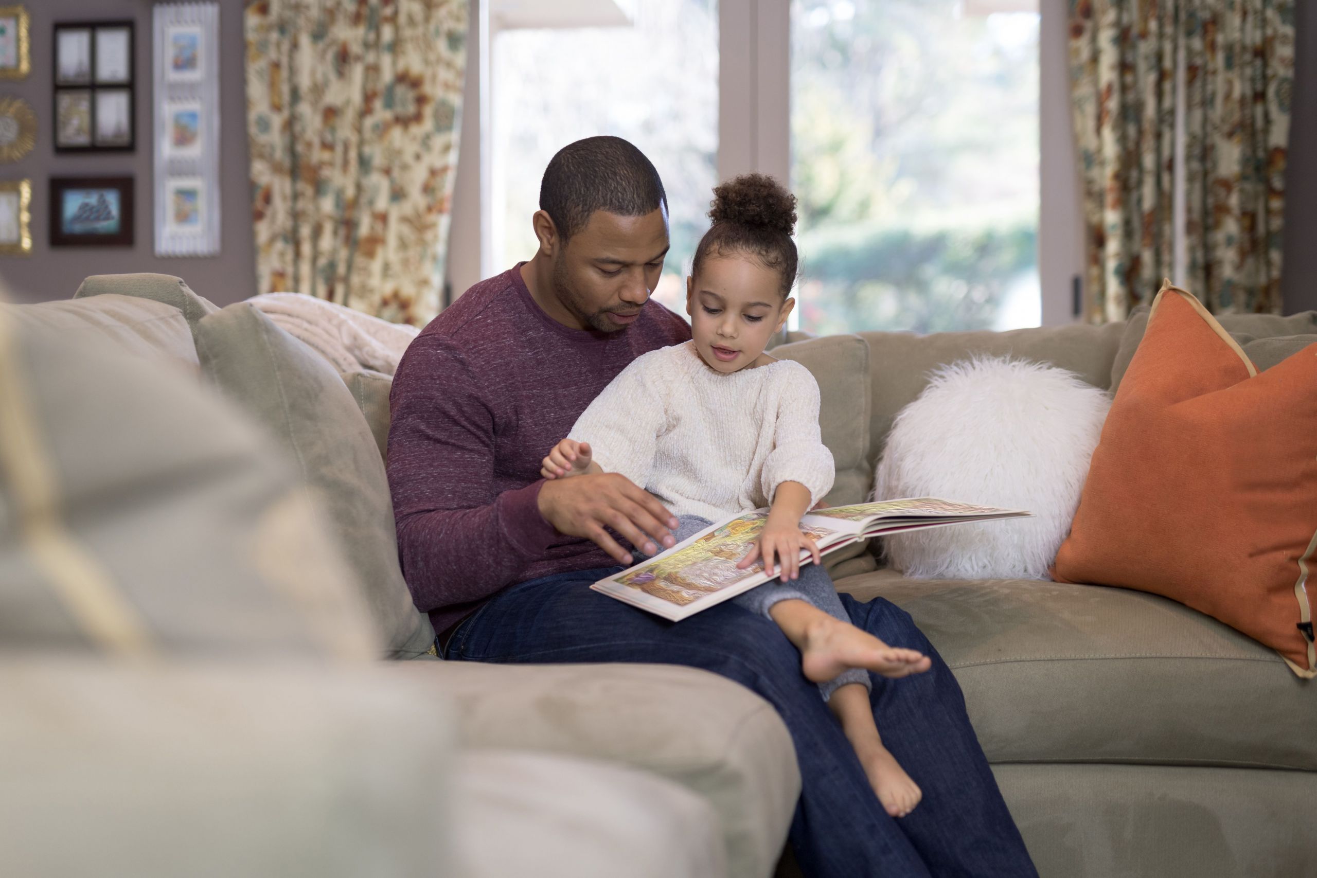 reading time with dad 5bef008bc9e77c0026ae2888
