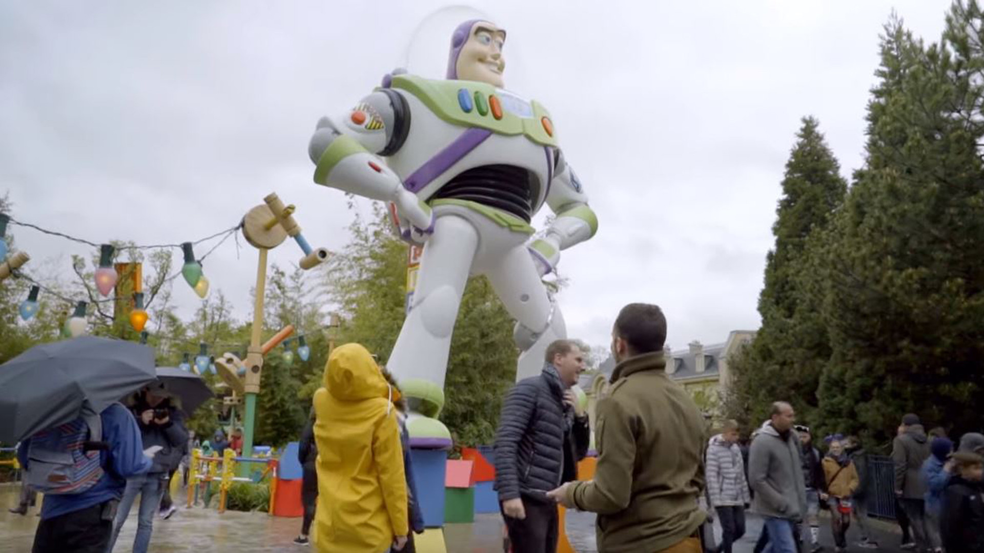 buzz l clair pi ge les visiteurs de disneyland paris 6153